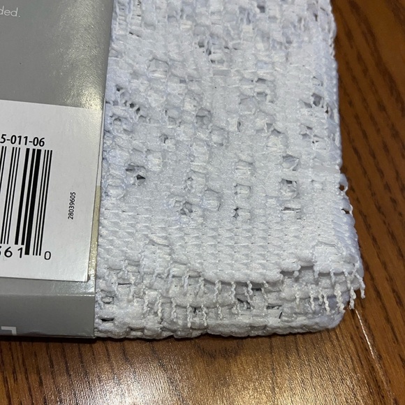Lace topper table cloth white still in package - Picture 4 of 4